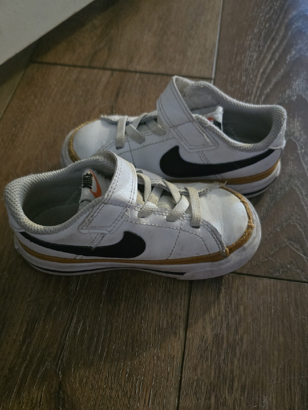 Nike Kids White, Black & Gold Low-Top Sneakers